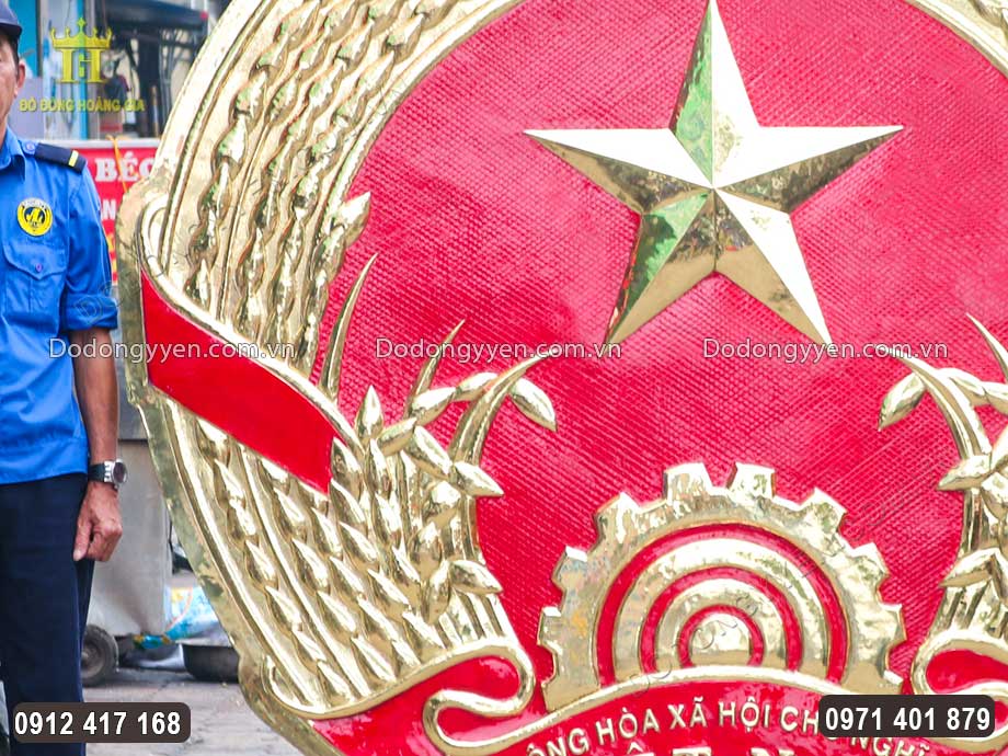 Từng chi tiết hoa văn được chạm th&uacute;c sắc n&eacute;t, tỉ mỉ bởi đ&ocirc;i b&agrave;n tay t&agrave;i hoa của c&aacute;c nghệ nh&acirc;n